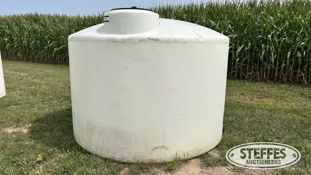 1,550 gal. poly tank