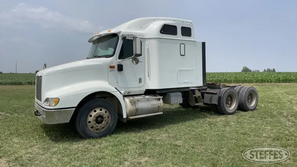 2004 International 9200i Conventional Truck with Sleeper