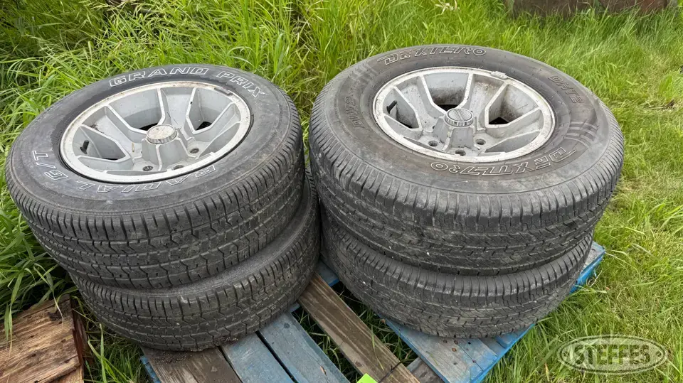 (4) Chevrolet alloy wheels Truck-Trailer Part