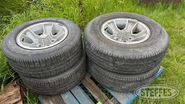 (4) Chevrolet alloy wheels
