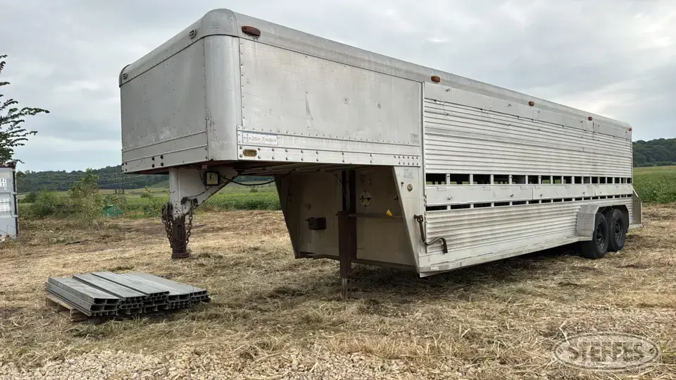 1988 4-Star Trailers Gooseneck Livestock Trailer