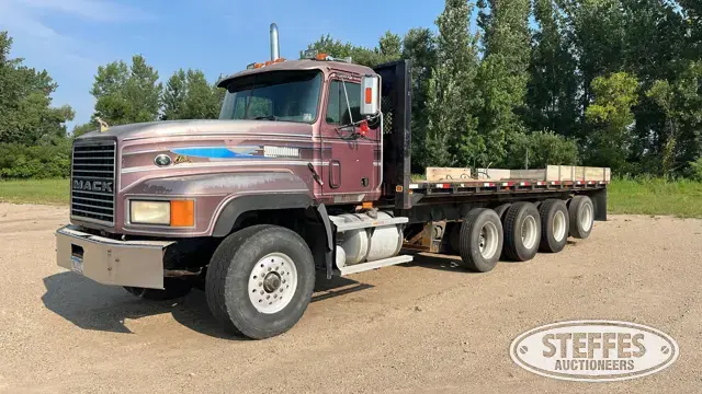 1996 Mack CL713