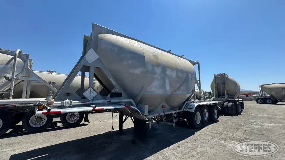 1991 J & L Pneumatic Trailer