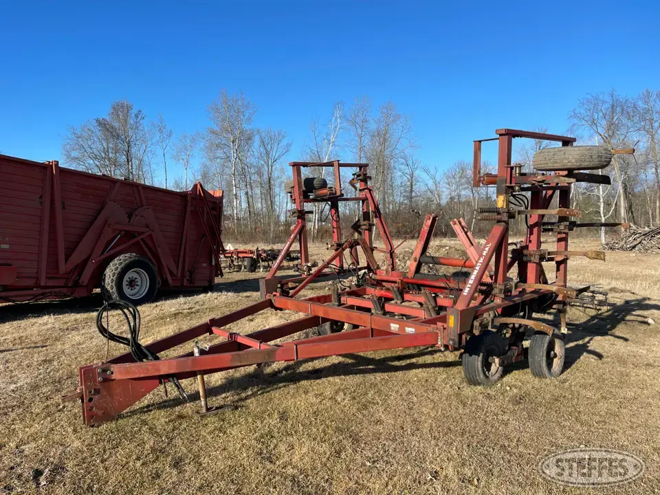 International 5500 Chisel Plow
