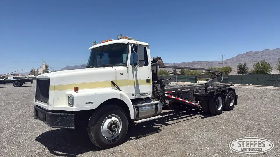 1999 Volvo WG64 Specialty Truck