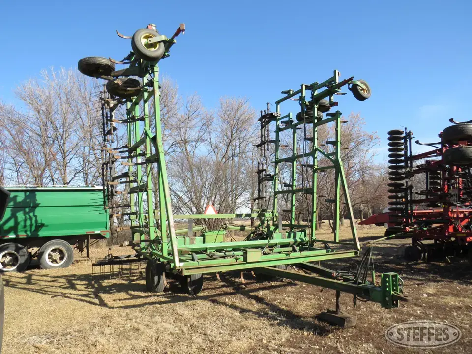 John Deere 1050 Field Cultivator