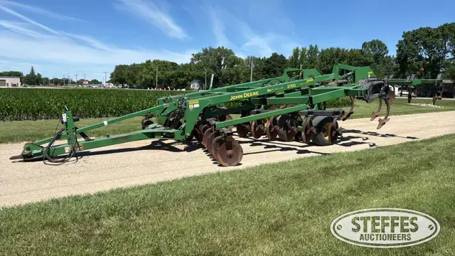 John Deere 2700