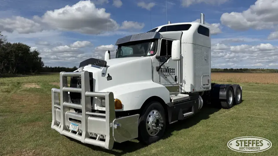 2006 Kenworth T600 Conventional Truck with Sleeper