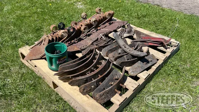 Chisel plow shovels