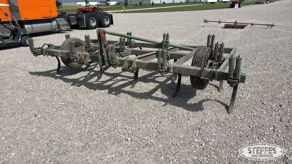 John Deere 100 Chisel Plow