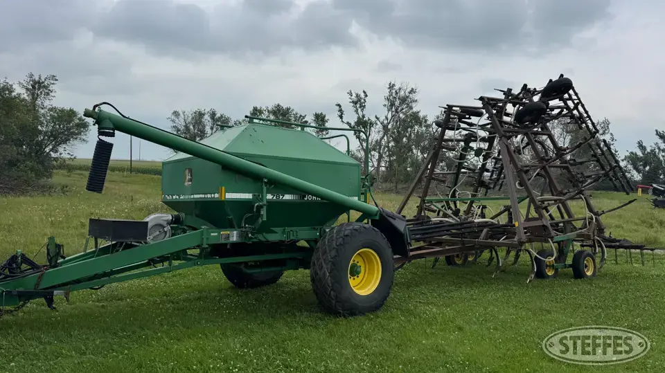 John Deere 610 Chisel Plow