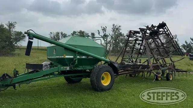 John Deere 610