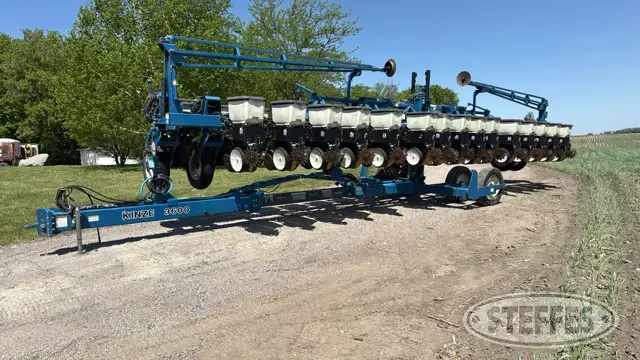 2001 Kinze 3600
