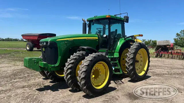 2005 John Deere 8220