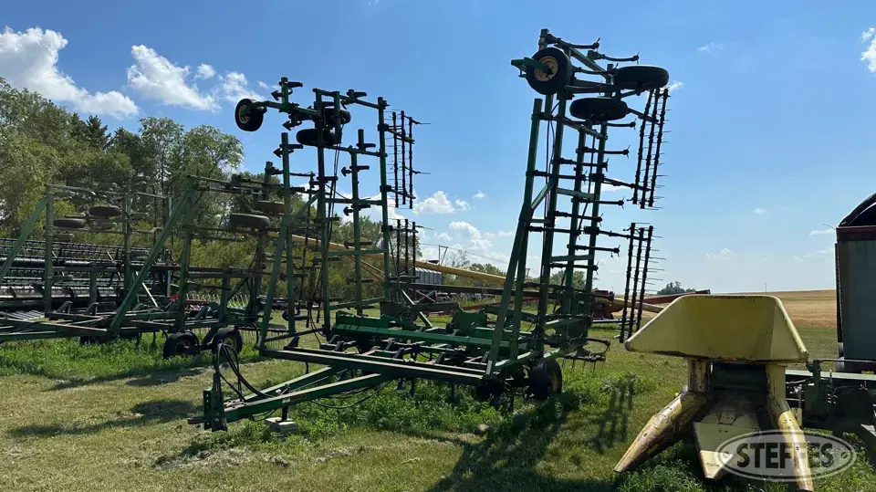 John Deere 1060 Field Cultivator