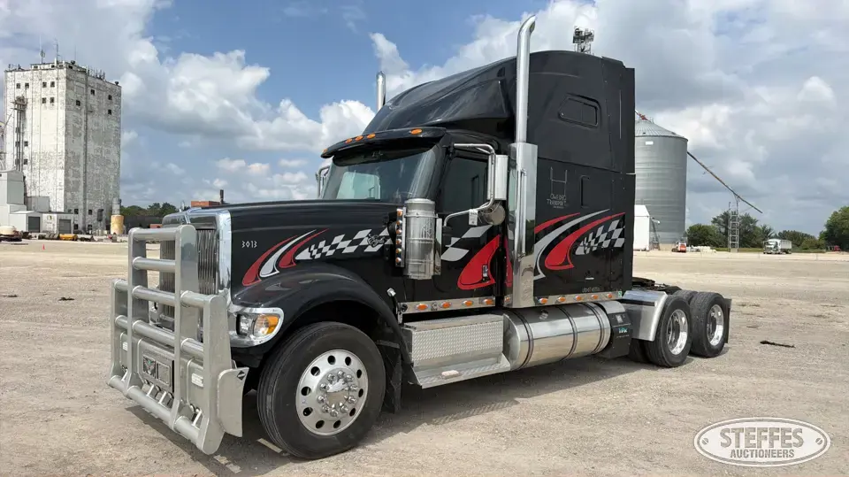 2001 International 9900i Eagle Conventional Truck with Sleeper