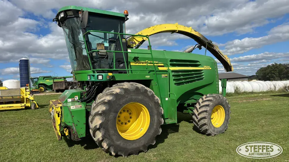 John Deere 7500 Self-Propelled Harvester