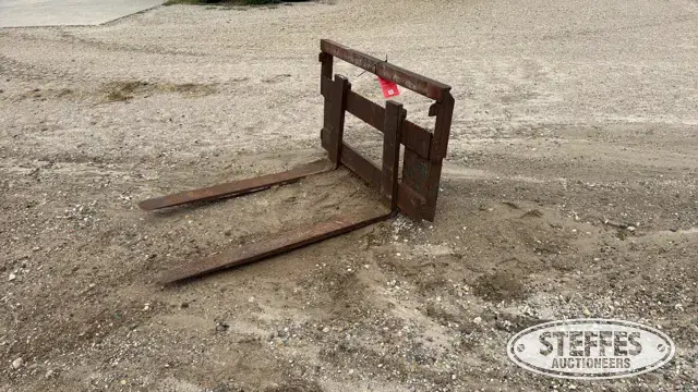 Skid steer pallet forks