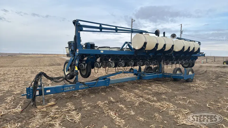 2001 Kinze 3600 12 or More Row Planter