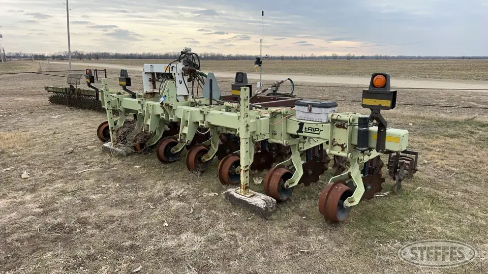 Orthman 1tRIPr Strip Tillage