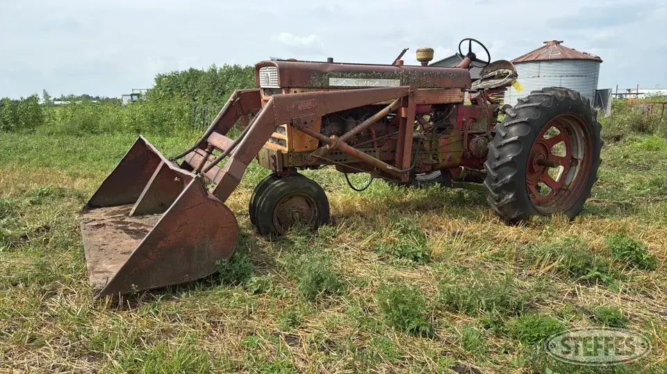 1963 Farmall 460 2WD Tractor