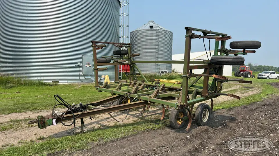 John Deere 1610 Chisel Plow