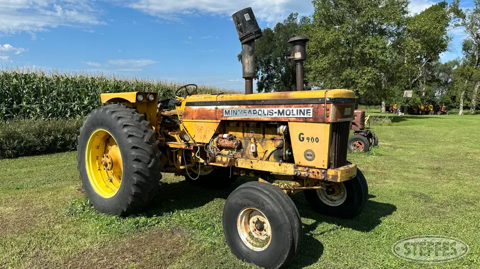1969 Minneapolis Moline G-900 Collectible Tractor