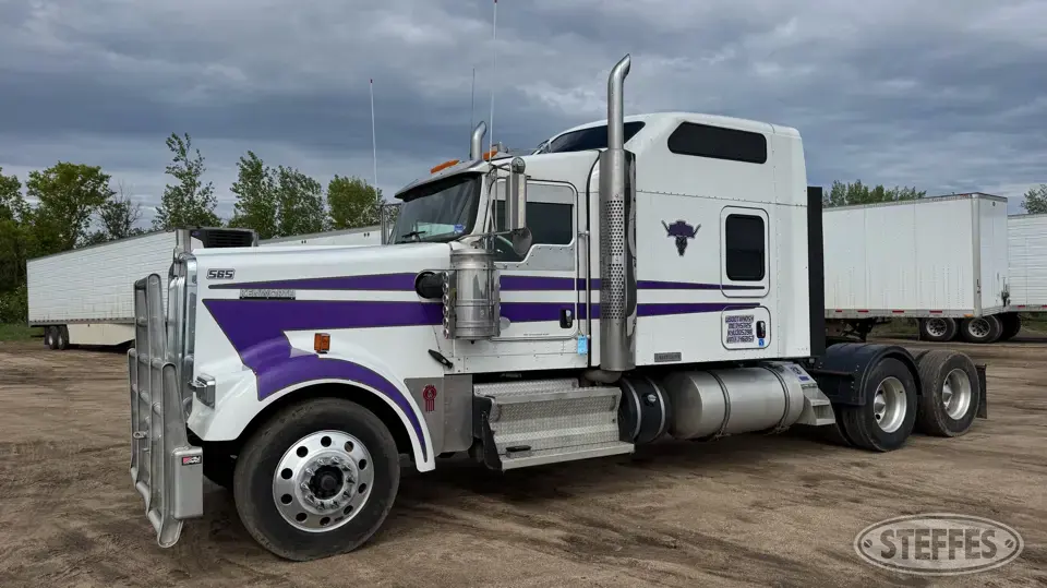 2015 Kenworth W900L Conventional Truck with Sleeper
