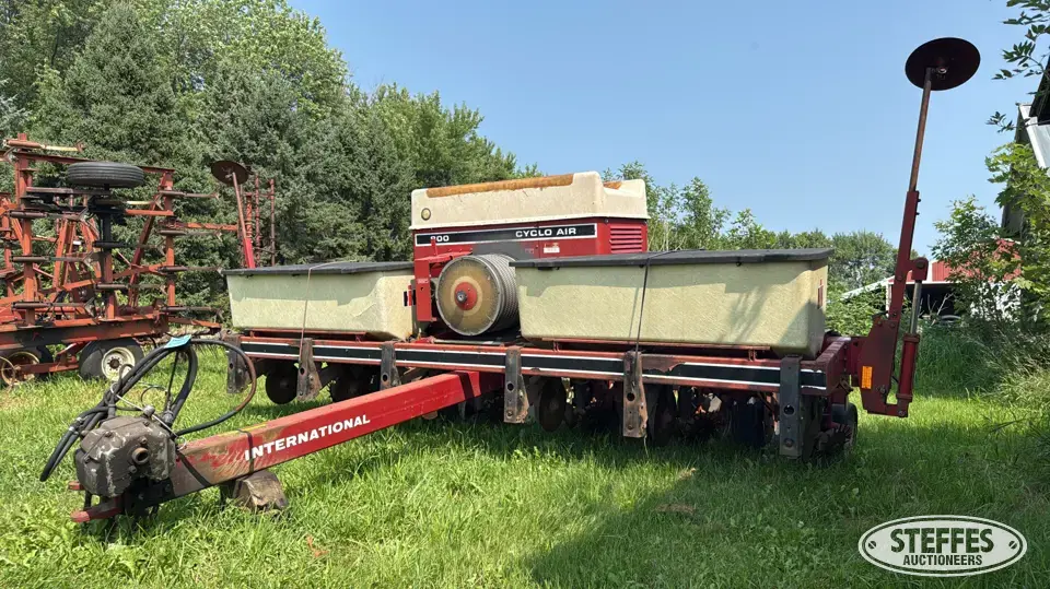 International Cyclo Air 800 Less Than 12 Row Planter