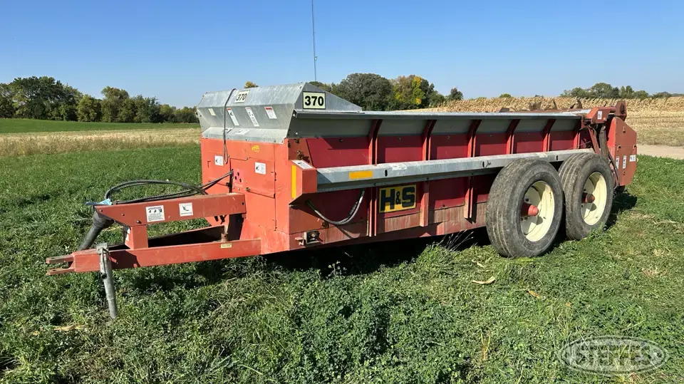 H&S 370 Pull-Type Dry Spreader