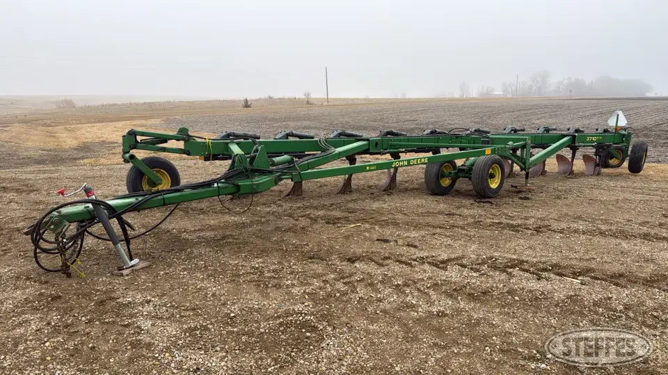 John Deere 3710 Plow