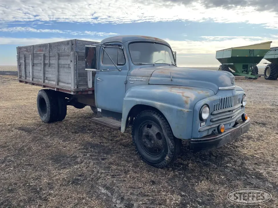 1952 International L100 Single Axle Boxed Truck