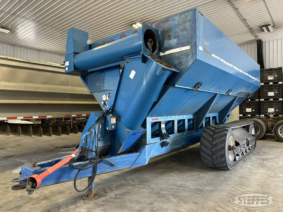 Kinze 1040 Sof-Track Grain Cart