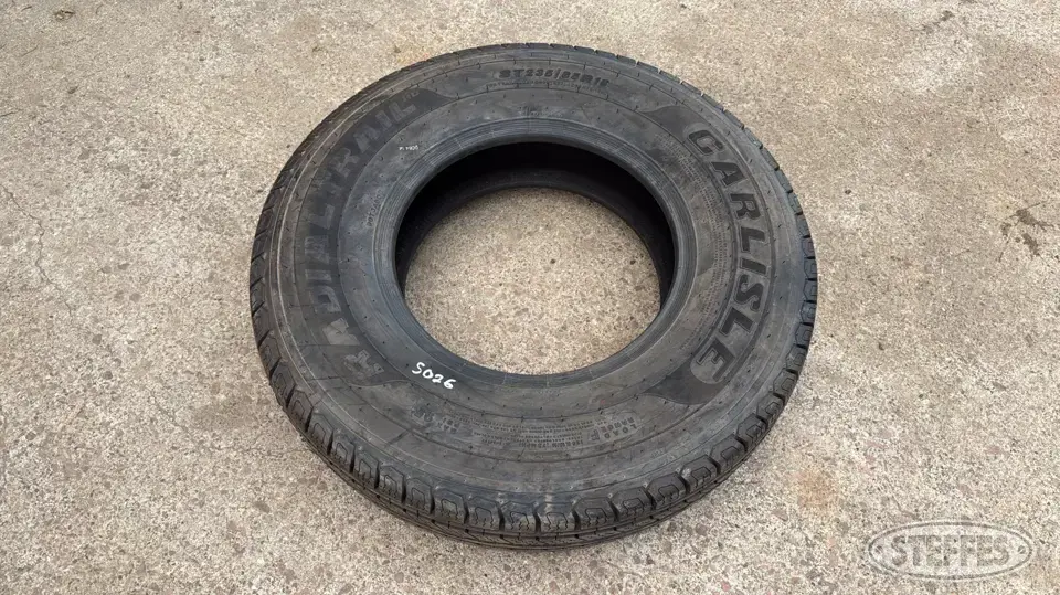 (1) Carlisle Radialtrail ST235/85R16 tire Passenger-Light Truck Tire