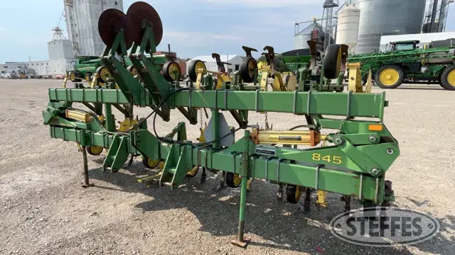 John Deere 845