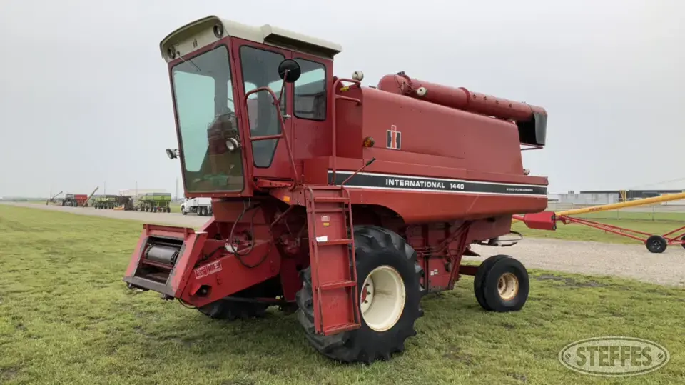 1981 International 1440 Combine
