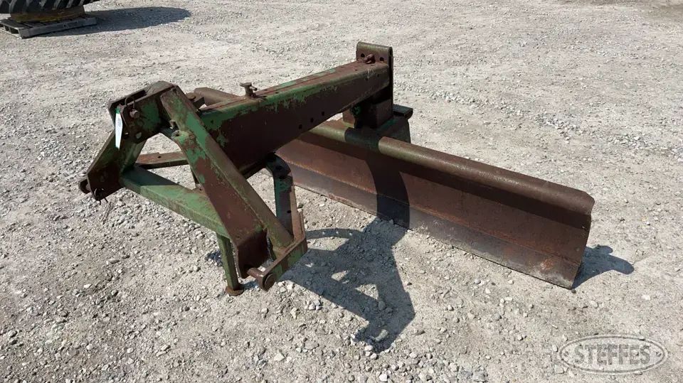John Deere 115 Straight Blade