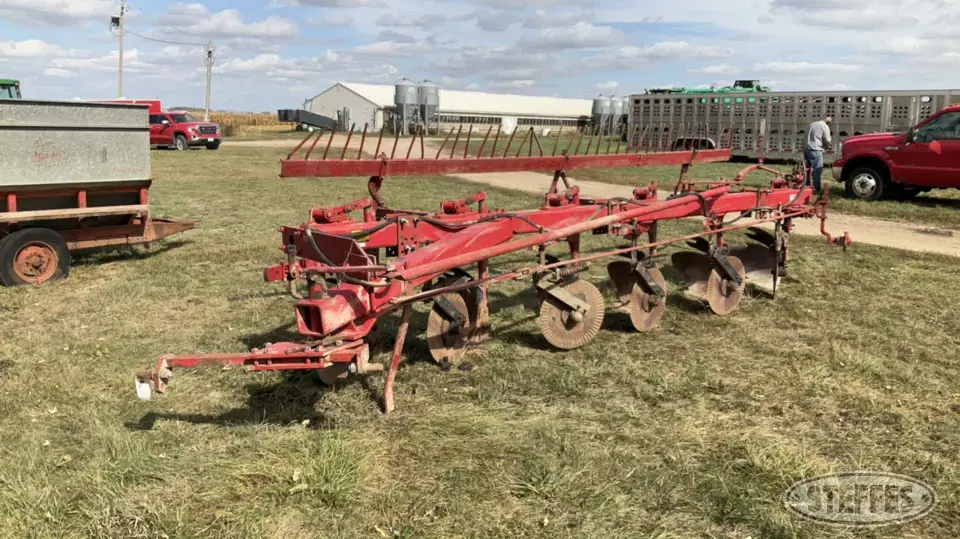 International 720 Plow