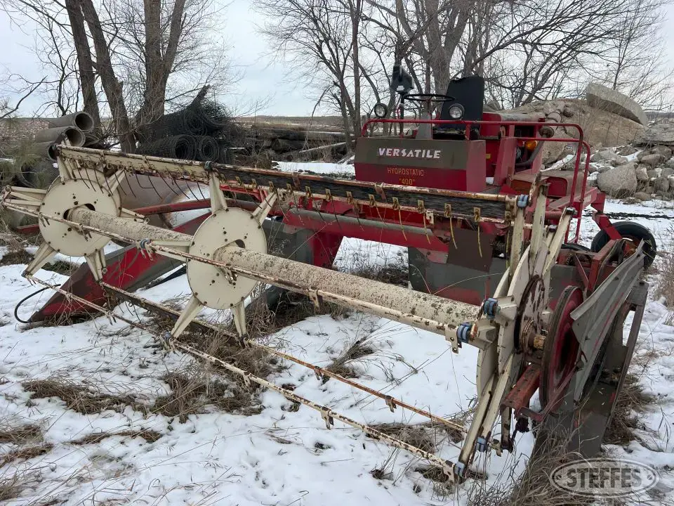 Versatile 400 Pull-Type Swather