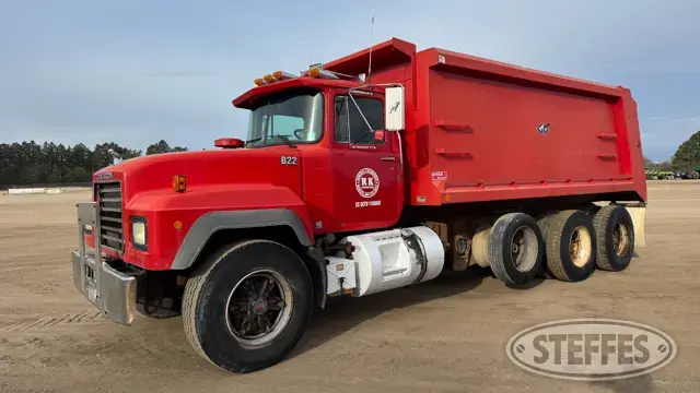 1996 Mack RD690S