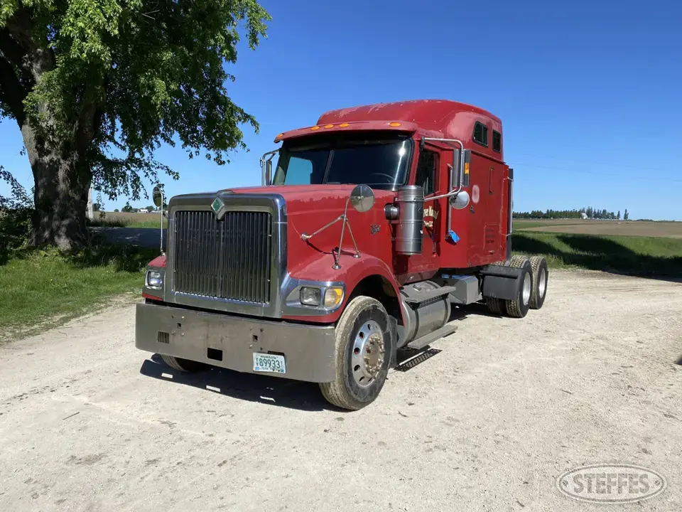 2000 International 9900i Eagle Conventional Truck with Sleeper
