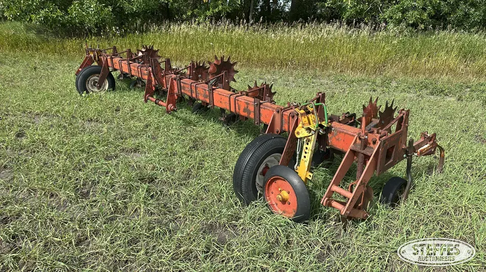 International row crop cultivator
