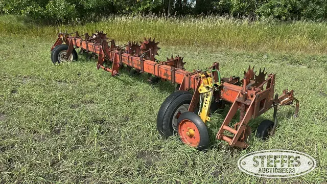 International row crop cultivator