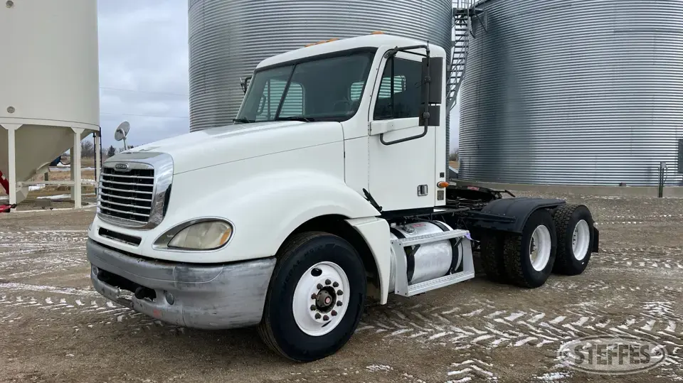 2002 Freightliner Columbia Conventional Truck without Sleeper