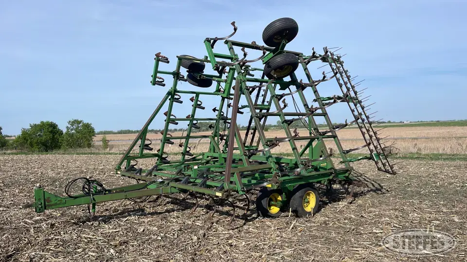 John Deere 960 Field Cultivator