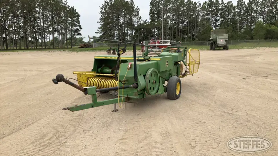 John Deere 327 Square Baler