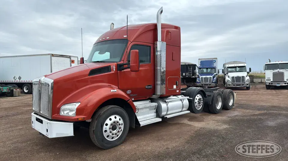 2018 Kenworth T880 Conventional Truck with Sleeper