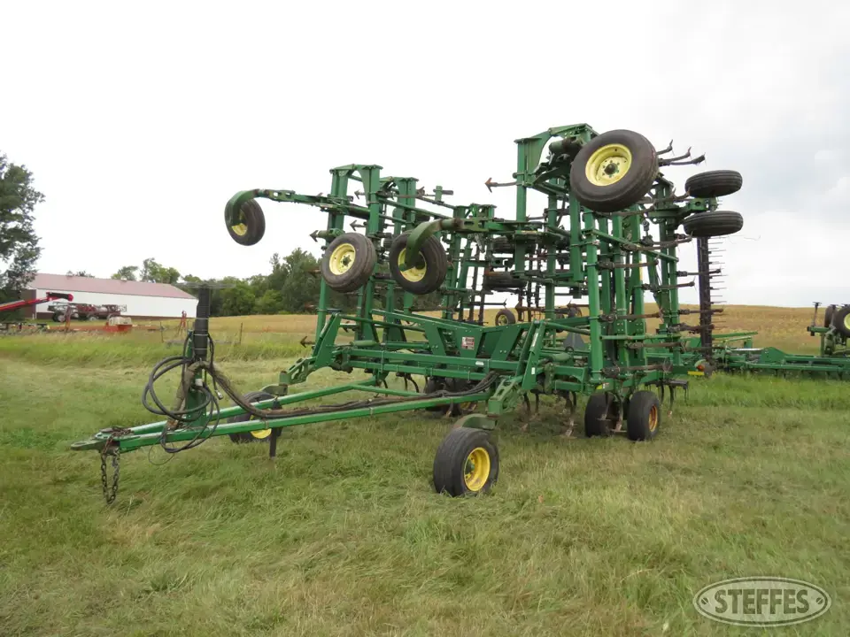 John Deere 2200 Field Cultivator
