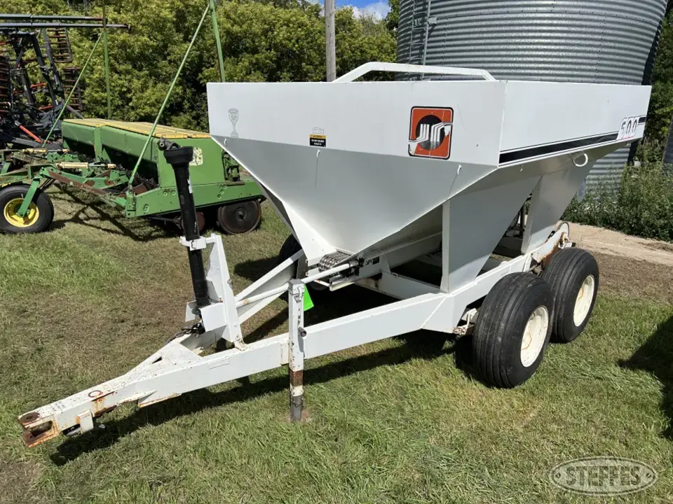 Willmar 500 Pull-Type Dry Spreader