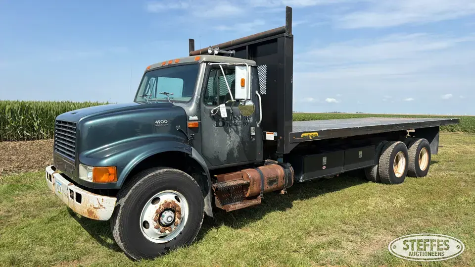 2001 International 4900 Flatbed Truck